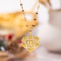 Collar corazón dorado con colgante letra W, detalles de rosas y circones brillantes - Oro W