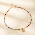 Collier en perles colorées avec pendentif rond doré et fermoir en métal réglable - Lettre O