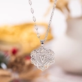 Collar de corazón plateado con motivo de rosas caladas y colgante con la letra V - Plata V