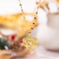 Collar dorado de corazón con letra X, rosas talladas y detalles de circonita blanca - Oro X