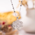 Elegante collar de corazón plateado con letra X calada y patrón de rosa de cristal - Plata X