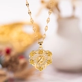 Collar de corazón dorado con colgante letra Z, relieve de rosas y circonitas blancas - Oro Z
