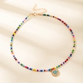 Collier de perles colorées bohème avec pendentif rond doré et lettre R bleue décorative - Lettre R