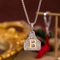 Vue détaillée du pendentif rétro lettre B avec gravures argentées et accent doré chic - Lettre B