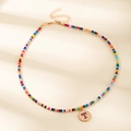 Collier en perles colorées avec pendentif lettre T dorée et fermoir ajustable - Lettre T