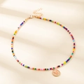 Collier de perles colorées avec pendentif rond doré et lettre V en émail orange - Lettre V
