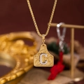 Collana placcata oro vintage con ciondolo a scudo barocco e dettaglio lettera C in argento - Oro C