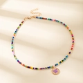 Collier de perles colorées avec pendentif lettre W doré et fermoir ajustable - Lettre W
