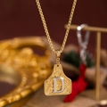 Collana con pendente a targhetta dorata con lettera D argentata e incisioni vintage chic - Oro D