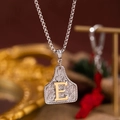 Collier étiquette de bétail vintage avec volutes argentées et pendentif lettre E dorée - Lettre E