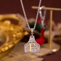 Collier avec pendentif lettre F rétro, gravures argentées et détails dorés élégants - Lettre F