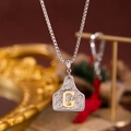 Collier vintage avec pendentif étiquette argentée, lettre G dorée et motifs floraux - Lettre G