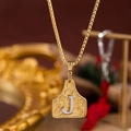 Collana a targhetta dorata con lettera J argentata e incisioni in stile western - Oro J