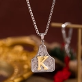 Collier vintage style western avec pendentif carré lettre K et relief floral - Lettre K
