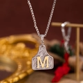 Pendentif rétro en forme d'étiquette avec lettre M et gravure florale vintage - Lettre M