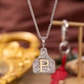 Collier bouclier argenté avec gravure florale et lettre P dorée de style vintage - Lettre P