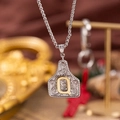 Collier avec pendentif étiquette bicolore argent et or présentant la lettre Q ciselée - Lettre Q