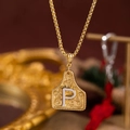 Collana dorata vintage con ciondolo a scudo inciso e lettera P su una catena a maglia - Oro P