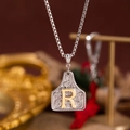 Pendentif rétro argenté avec lettre R dorée et motifs de gravure florale ciselés - Lettre R