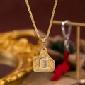 Collana dorata con ciondolo lettera Q in argento e dettagli in rilievo a vite fini - Oro Q