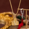 Elegante collana dorata con pendente a lettera V sbalzato a fiori in stile lussuoso - Oro V