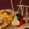 Collana a catena box dorata con pendente lettera W e incisioni floreali in stile western - Oro W