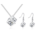 Détail du collier pendentif cube et boucles d'oreilles avec incrustation zircon - Argenté