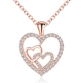 Macro detail van de roségouden ketting met verstrengelde harten en glanzende zirkoon - Roségoud