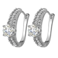 Dettaglio di orecchini a cerchio in argento con zircone tondo e bordi in pavé - Bianco