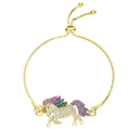 Dettaglio del ciondolo a unicorno con cristalli multicolore e catena dorata regolabile - Base dorata colorata