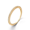 Dettaglio macro dell'anello minimalista dorato con micro pavé di zirconi scintillanti - Taglia 11 / Anello secondario / Oro