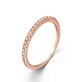 Vista dettagliata dell'anello in oro rosa con zirconi micro-pave in un angolo di 45 gradi - Taglia 11 / Anello secondario / Oro rosa