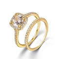 Dettaglio del set di fedi nuziali dorate con micro-pavé di zirconi e grande pietra rotonda - Taglia 5 / Set di 2 pezzi / Oro