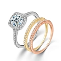 Dettaglio di tre anelli impilabili tricolori con castone halo e pietre in zircone - Taglia 9 / Set di 3 anelli / Set di 3 / Tricolore (Argento, Oro, Oro Rosa)