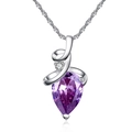 Makroaufnahme des lilafarbenen Amethyst-Anhängers mit silberner Spiralfassung und feiner Kette - Lila