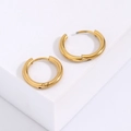 Dettaglio di orecchini a cerchio dorati in acciaio inossidabile con chiusura a scatto - Oro