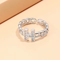 Zilveren open ring met letter H, zirkonia en schakelkettingontwerp in 45-graden weergave - Zilver