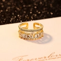 Lujoso anillo abierto chapado en oro con micropavé de circonitas y diseño de doble capa - Dorado