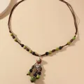 Collana boho in perle di ceramica con pendente traforato argentato e nappine - Verde Scuro