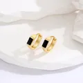 Minimalistische gouden oorringen met zwarte zirkoon op een witte stenen presentatie - Zwart Vierkant