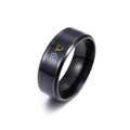 Makroansicht des schwarzen Smart-Thermometer-Rings aus Edelstahl mit 39 Grad Anzeige - Celsius Schwarz
