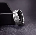Vista macro di un anello da uomo stile industriale con trama a griglia incisa - US 7 / Argento