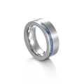 Dettaglio macro dell'anello in carburo di tungsteno 8mm con intarsi in conchiglia abalone - US 8 / Argento