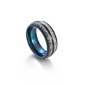 Makroaufnahme von 8mm Wolframring mit blauem Inneren und silbernem Meteoritenmuster - US 8 / Schwarz und Blau