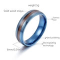 Dettaglio anello uomo 6mm in acciaio blu con intarsio in legno e misure reali - US 10 / Blu
