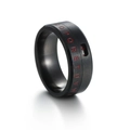 Dettaglio dell'anello rotante nero in titanio con lettere e numeri incisi in rosso - US 7 / Nero