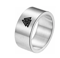 Détail macro d'une bague Viking en acier brossé avec des symboles Valknut gravés - Tour D'argent