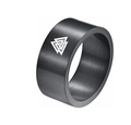 Détail de la bague 10mm en acier titane mat avec symboles runiques nordiques Valknut - Tour Noire