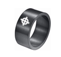 Gros plan sur une bague de 10mm en acier titane noir mat avec croix celtique et fini brossé - Croix Noire