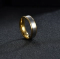 Dettaglio macro dell'anello in tungsteno bicolore con argento spazzolato e oro - 6mm / US 6